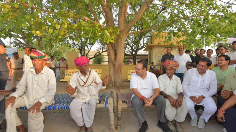 मुख्यमंत्री भजनलाल शर्मा ने अजमेर के कड़ेल गांव में रात्रि विश्राम के बाद सोमवार सुबह पैदल भ्रमण कर ग्रामीणों से संवाद किया