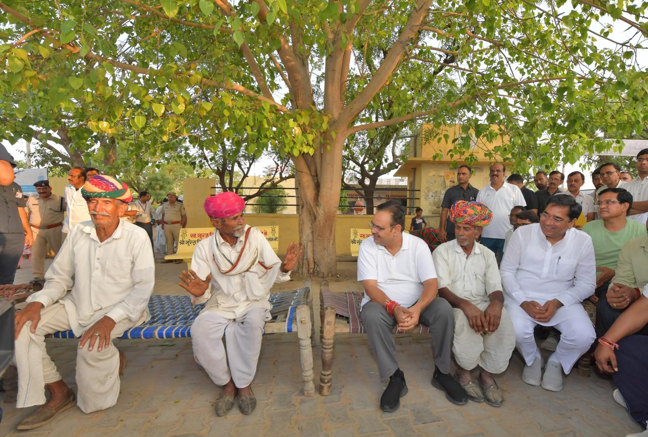 मुख्यमंत्री भजनलाल शर्मा ने अजमेर के कड़ेल गांव में रात्रि विश्राम के बाद सोमवार सुबह पैदल भ्रमण कर ग्रामीणों से संवाद किया