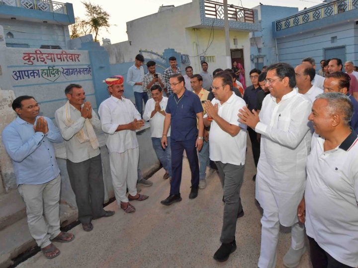 सुबह की सैर के साथ मुख्यमंत्री ने अजमेर के कड़ेल में ग्रामीणों से किया आत्मीय संवाद-गांव की गलियों में पहुंच कर ग्रामीणों से लिया विकास और योजनाओं का फीडबैक-ग्रामीणों की मांग पर मुख्यमंत्री ने हाथों-हाथ दी सौगात