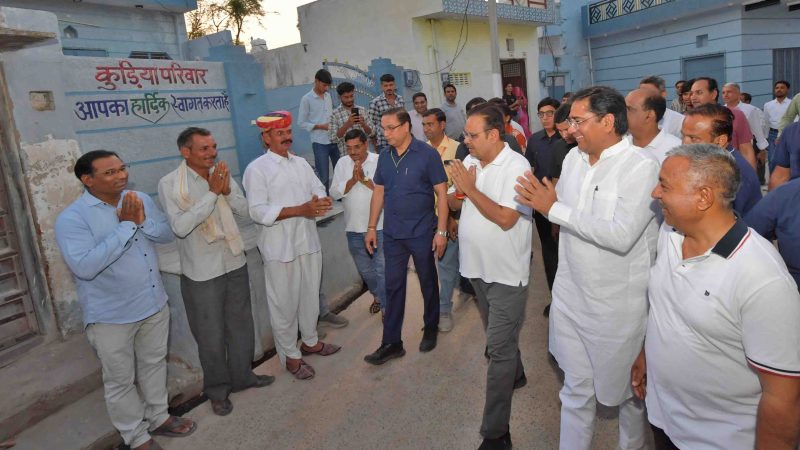 सुबह की सैर के साथ मुख्यमंत्री ने अजमेर के कड़ेल में ग्रामीणों से किया आत्मीय संवाद-गांव की गलियों में पहुंच कर ग्रामीणों से लिया विकास और योजनाओं का फीडबैक-ग्रामीणों की मांग पर मुख्यमंत्री ने हाथों-हाथ दी सौगात
