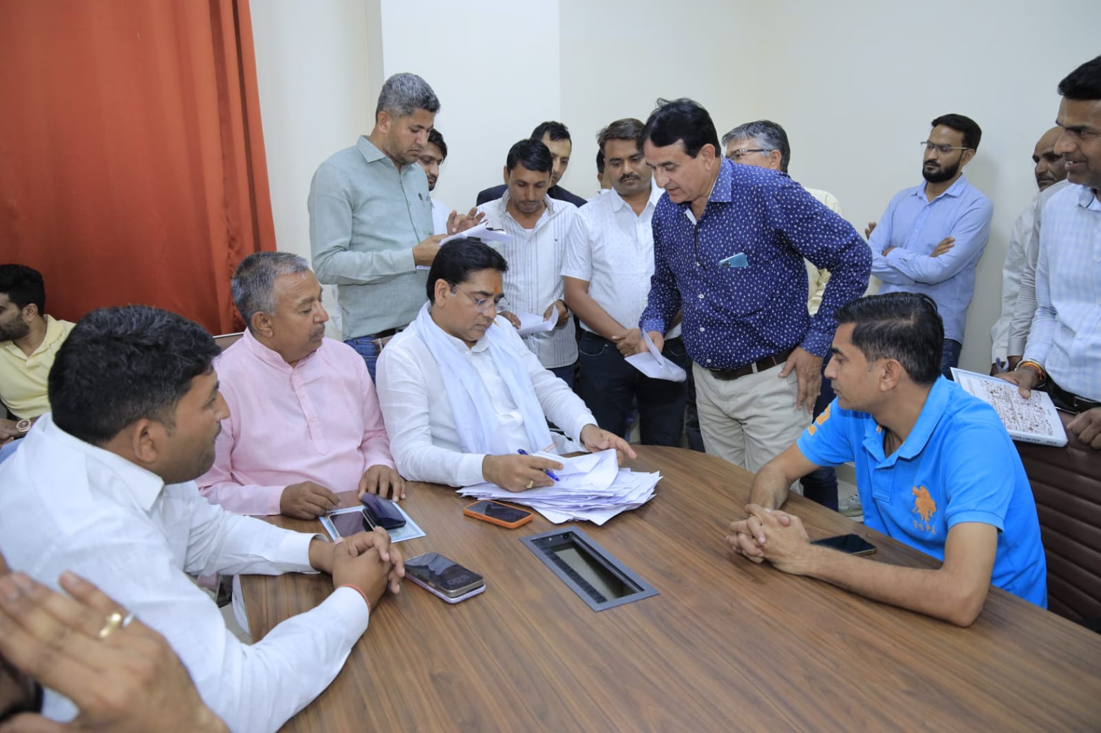 मंत्री सुरेश सिंह रावत ने की व्यापक जनसुनवाई कर अधिकारियों को दिए त्वरित समाधान के निर्देश