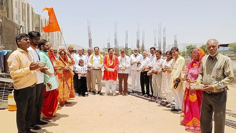 पुष्कर में विगत 43 दिवसीय शत गायत्री पुरश्चरण महायज्ञ संपन्न होने के साथप्रयुक्त 200 हवन कुंडों का महायज्ञ स्थल से विस्थापित कर आज वैदिक पूजन के साथ विसर्जन