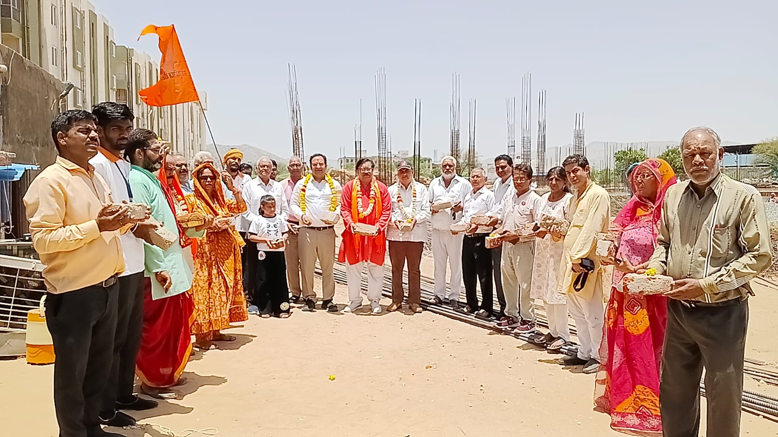 पुष्कर में विगत 43 दिवसीय शत गायत्री पुरश्चरण महायज्ञ संपन्न होने के साथप्रयुक्त 200 हवन कुंडों का महायज्ञ स्थल से विस्थापित कर आज वैदिक पूजन के साथ विसर्जन