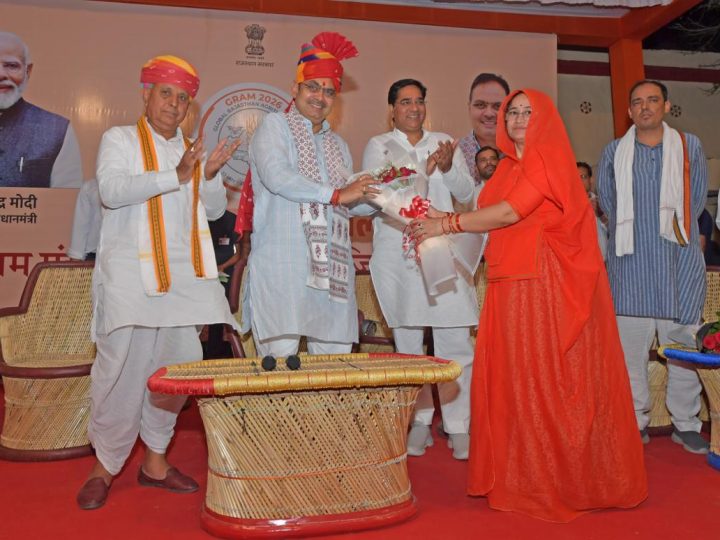 वास्तव में आज कड़ेल में सोने का सूरज उगा है ग्रामीणों के बीच चारपाई पर बैठे मुख्यमंत्री भजन लाल शर्मा, कड़ैल को दीं तीन बड़ी सौगात