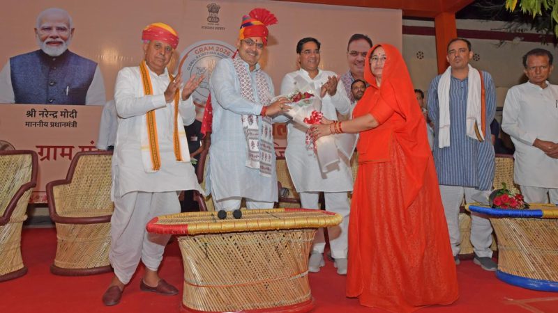 वास्तव में आज कड़ेल में सोने का सूरज उगा है ग्रामीणों के बीच चारपाई पर बैठे मुख्यमंत्री भजन लाल शर्मा, कड़ैल को दीं तीन बड़ी सौगात