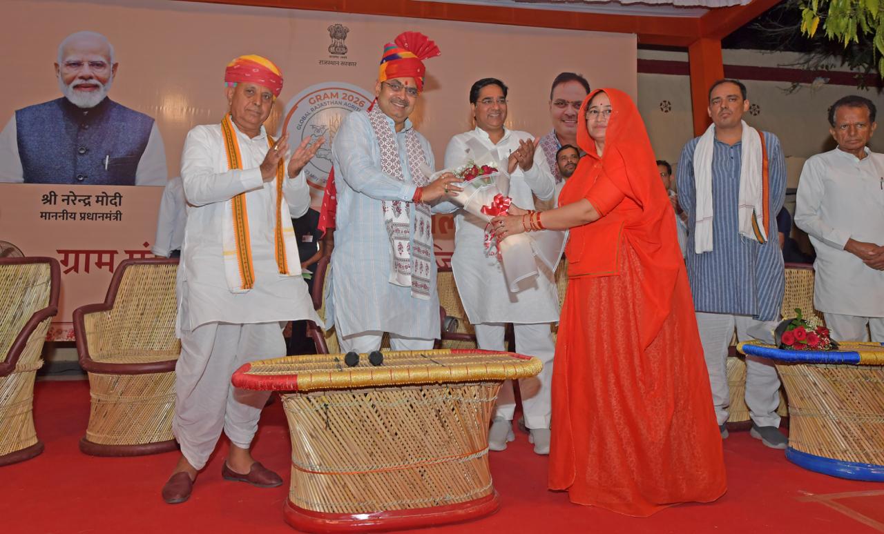 वास्तव में आज कड़ेल में सोने का सूरज उगा है ग्रामीणों के बीच चारपाई पर बैठे मुख्यमंत्री भजन लाल शर्मा, कड़ैल को दीं तीन बड़ी सौगात