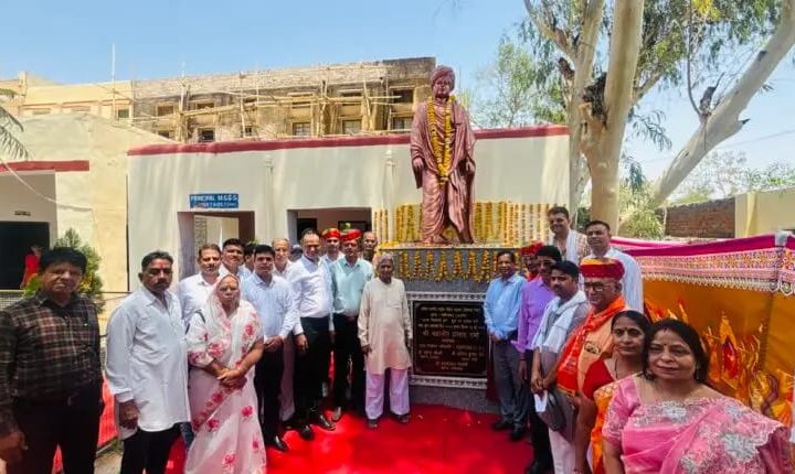 महात्मा गांधी विद्यालय में स्वामी विवेकानंद प्रतिमा का लोकार्पण
