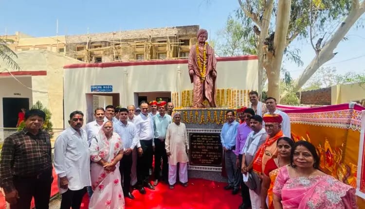 महात्मा गांधी विद्यालय में स्वामी विवेकानंद प्रतिमा का लोकार्पण