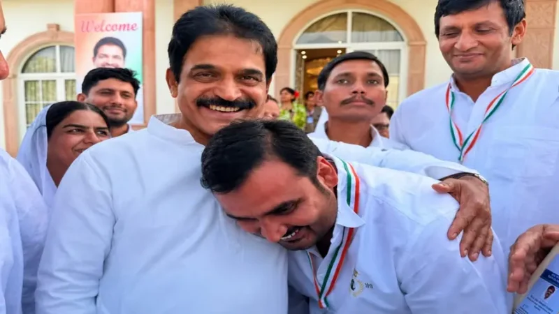 कौन हैं किशोर चौधरी? जिनकी तारीफ में K.C. वेणुगोपाल बोले – “अरे भैया, तुम तो हिंदुस्तान के सबसे लाडले हो…”