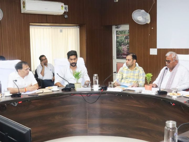 डांग योजना की जिला स्तरीय क्षेत्रीय विकास समिति की बैठक—वर्ष 2026-27 की वार्षिक कार्य योजना का हुआ अनुमोदन—उखड़ी हुई सड़कों की मरम्मत समय पर हो, गांवों की सफाई व्यवस्था में कोई कोताही नहीं बरती जाए-शिक्षा मंत्री