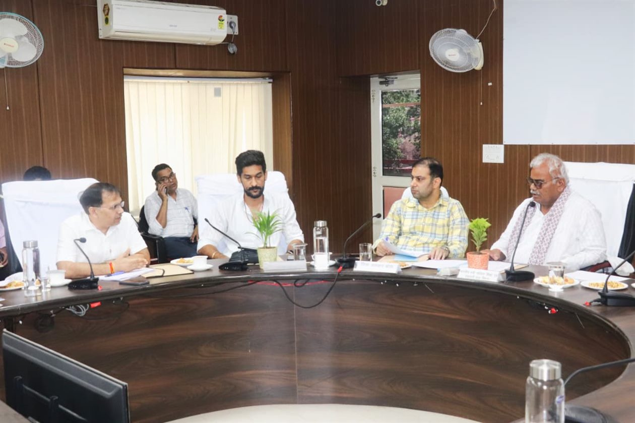 डांग योजना की जिला स्तरीय क्षेत्रीय विकास समिति की बैठक—वर्ष 2026-27 की वार्षिक कार्य योजना का हुआ अनुमोदन—उखड़ी हुई सड़कों की मरम्मत समय पर हो, गांवों की सफाई व्यवस्था में कोई कोताही नहीं बरती जाए-शिक्षा मंत्री
