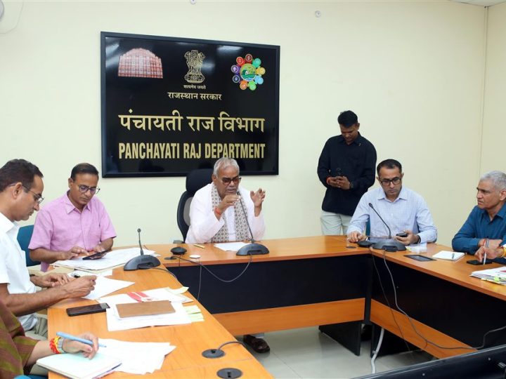 मदन दिलावर ने गुरुवार को शासन सचिवालय स्थित पंचायती राज विभाग के सभागार से प्रदेश की पांच ग्राम पंचायतों के ग्रामीणों से वर्चुअल संवाद कर उनकी समस्याएं सुनीं और कई मामलों का मौके पर ही समाधान कराया। मंत्री ने कहा कि तकनीक के माध्यम से ग्राम पंचायत स्तर तक सीधा संवाद स्थापित कर ग्रामीणों की समस्याओं का त्वरित निस्तारण