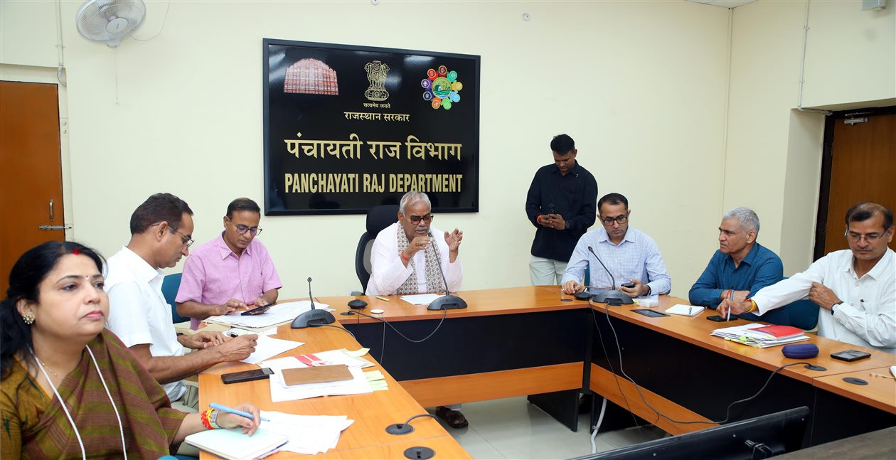 मदन दिलावर ने गुरुवार को शासन सचिवालय स्थित पंचायती राज विभाग के सभागार से प्रदेश की पांच ग्राम पंचायतों के ग्रामीणों से वर्चुअल संवाद कर उनकी समस्याएं सुनीं और कई मामलों का मौके पर ही समाधान कराया। मंत्री ने कहा कि तकनीक के माध्यम से ग्राम पंचायत स्तर तक सीधा संवाद स्थापित कर ग्रामीणों की समस्याओं का त्वरित निस्तारण