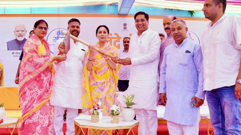 वंदे गंगा जल संरक्षण जल अभियान के अन्तर्गत उप मुख्यमंत्री दिया कुमारी तथा जल संसाधन मंत्री सुरेश सिंह रावत ने शुक्रवार को बुढ़ा पुष्कर में आयोजित कार्यक्रम में अपनी सहभागिता दर्शाते हुए श्रम दान एवं सरोवर पूजन किया।
