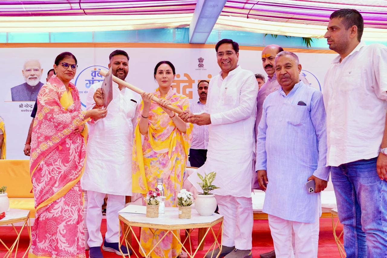 वंदे गंगा जल संरक्षण जल अभियान के अन्तर्गत उप मुख्यमंत्री दिया कुमारी तथा जल संसाधन मंत्री सुरेश सिंह रावत ने शुक्रवार को बुढ़ा पुष्कर में आयोजित कार्यक्रम में अपनी सहभागिता दर्शाते हुए श्रम दान एवं सरोवर पूजन किया।