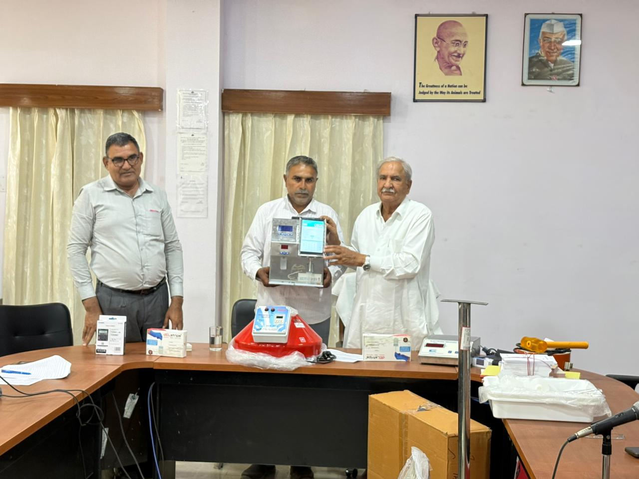 अजमेर डेयरी की ऐतिहासिक पहलः श्वेत क्रांति को नई उड़ान, 50 दुग्ध समितियां होंगी हाईटेक*अध्यक्ष रामचन्द्र चौधरी के नेतृत्व में ग्रामीण सहकारिता को लगे पंख, दुग्ध समितियों के सचिवों को किया संबोधित
