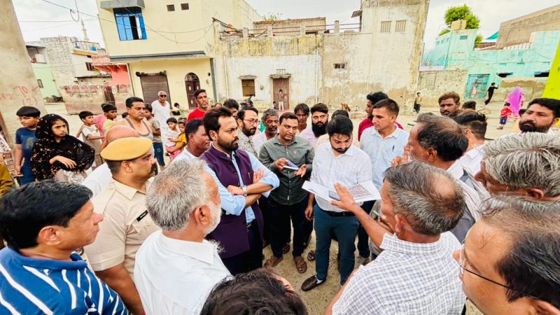 छावनी परिषद नसीराबाद के मुख्य अधिशासी अधिकारी मो. साकिब आलम ने मंगलवार को वार्ड संख्या 04 क्षेत्र का औचक निरीक्षण कर स्वच्छता व्यवस्था, क्षतिग्रस्त सड़कों, नालियों, अतिक्रमण एवं अन्य नागरिक समस्याओं का जायजा लिया।