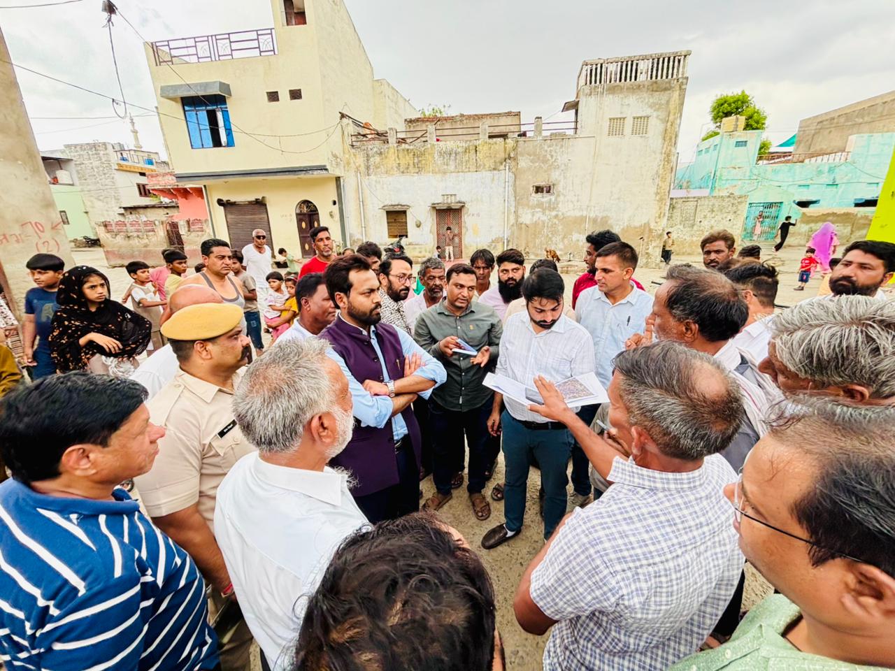 छावनी परिषद नसीराबाद के मुख्य अधिशासी अधिकारी मो. साकिब आलम ने मंगलवार को वार्ड संख्या 04 क्षेत्र का औचक निरीक्षण कर स्वच्छता व्यवस्था, क्षतिग्रस्त सड़कों, नालियों, अतिक्रमण एवं अन्य नागरिक समस्याओं का जायजा लिया।