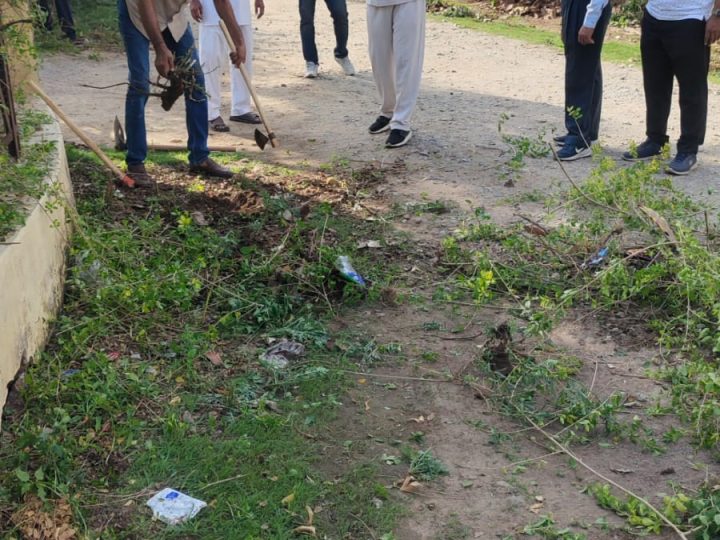प्रधानमंत्री कृषि सिंचाई योजना 2.0 के अंतर्गत विश्व मरुस्थलीकरण एवं सूखा रोकथाम दिवस के अवसर पर बुधवार को अतिरिक्त मुख्य अभियंता, जलग्रहण विकास एवं भू-संरक्षण विभाग, संभाग अजमेर कार्यालय परिसर में महा श्रमदान, साफ-सफाई एवं वृक्षारोपण कार्यक्रम का आयोजन किया गया।