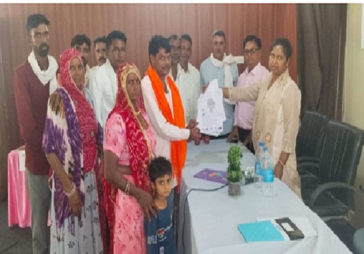 ग्राम पंचायत भदूण में आयोजित शिविर के दौरान ग्राम काठोता निवासी एक किसान की वर्षों पुरानी राजस्व संबंधी समस्या का समाधान किया गया।