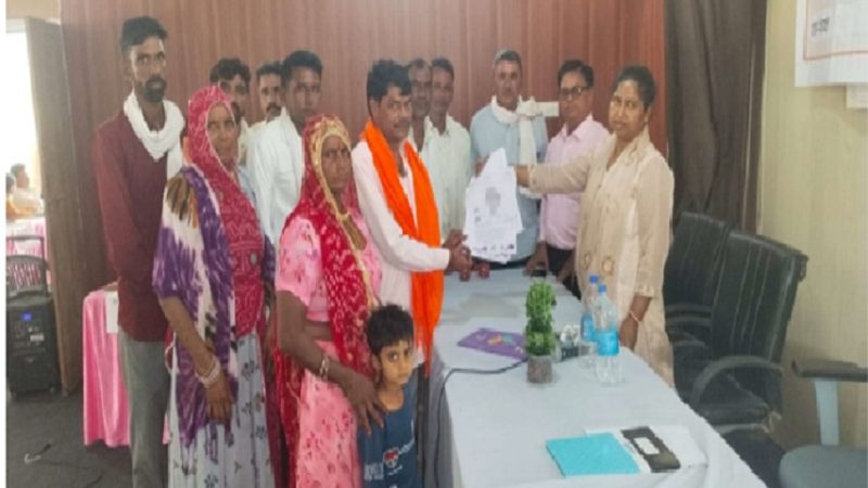 ग्राम पंचायत भदूण में आयोजित शिविर के दौरान ग्राम काठोता निवासी एक किसान की वर्षों पुरानी राजस्व संबंधी समस्या का समाधान किया गया।