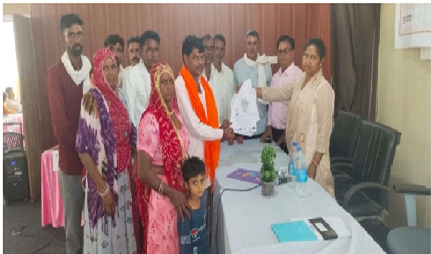 ग्राम पंचायत भदूण में आयोजित शिविर के दौरान ग्राम काठोता निवासी एक किसान की वर्षों पुरानी राजस्व संबंधी समस्या का समाधान किया गया।