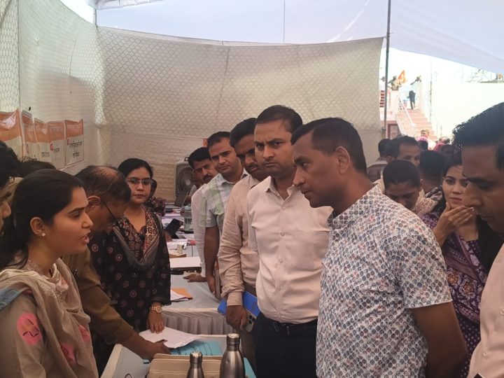 जिला प्रभारी सचिव एवं जिला कलक्टर ने शहरी सेवा शिविरों का किया निरीक्षणलाभार्थियों को वितरित किए दस्तावेज
