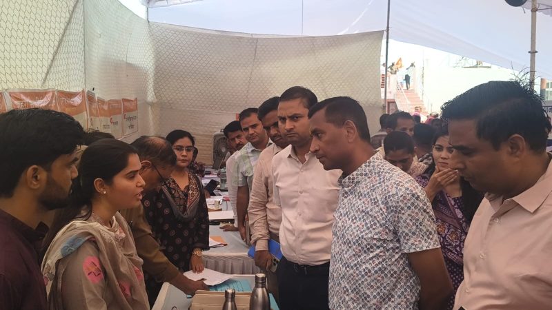 जिला प्रभारी सचिव एवं जिला कलक्टर ने शहरी सेवा शिविरों का किया निरीक्षणलाभार्थियों को वितरित किए दस्तावेज