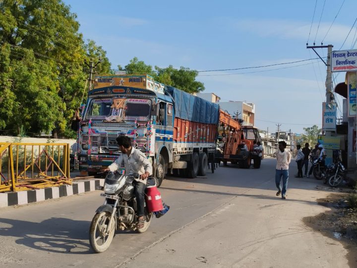 सार्वजनिक निर्माण विभाग की घोर लापरवाही, रोड लाइट नहीं होने से हादसों का बढ़ा खतरा