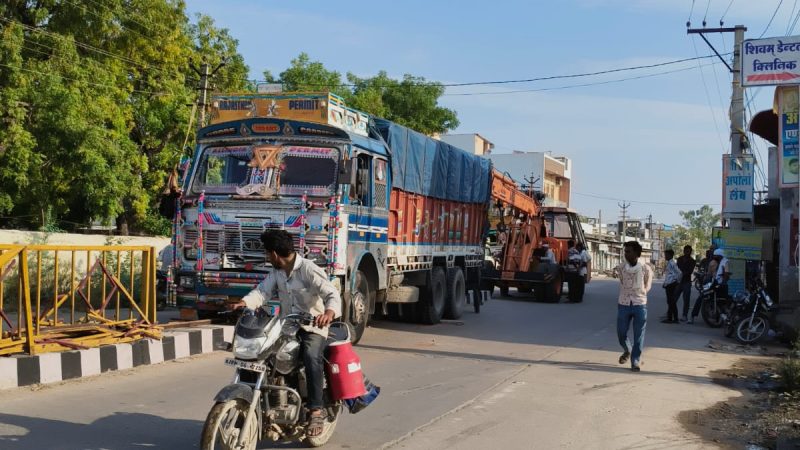 सार्वजनिक निर्माण विभाग की घोर लापरवाही, रोड लाइट नहीं होने से हादसों का बढ़ा खतरा