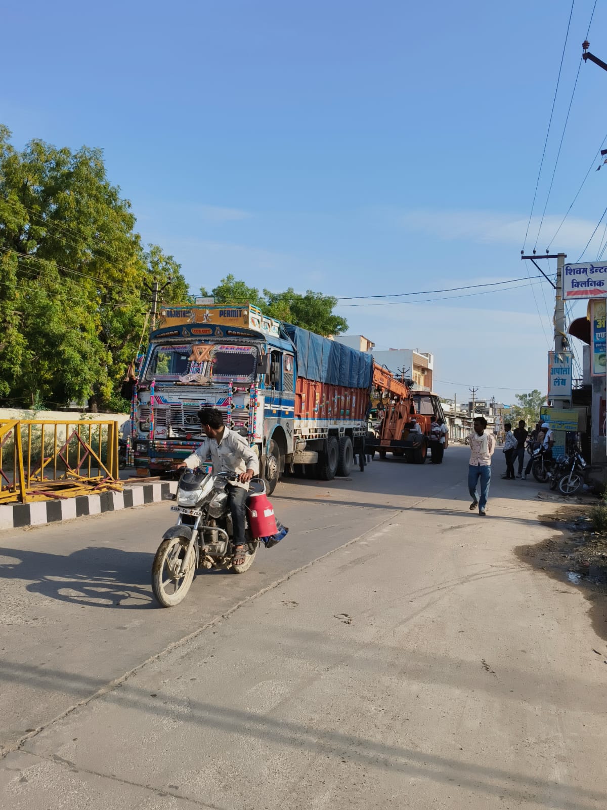सार्वजनिक निर्माण विभाग की घोर लापरवाही, रोड लाइट नहीं होने से हादसों का बढ़ा खतरा