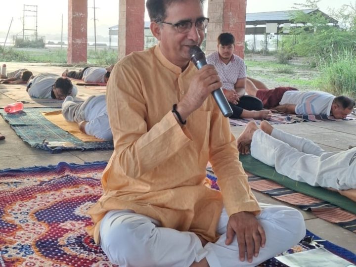 झील किनारे गूंजा योग का संदेश, लेक फ्रंट पर सैकड़ों लोगों ने किया सामूहिक योगाभ्यास