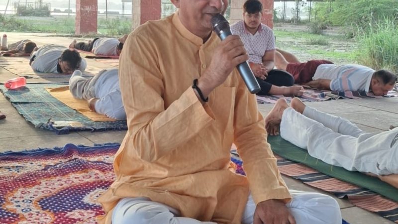 झील किनारे गूंजा योग का संदेश, लेक फ्रंट पर सैकड़ों लोगों ने किया सामूहिक योगाभ्यास