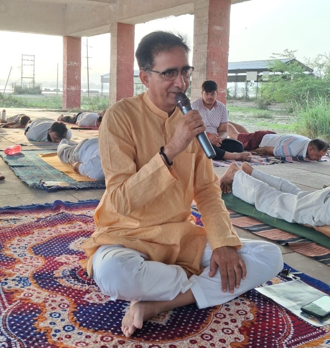 झील किनारे गूंजा योग का संदेश, लेक फ्रंट पर सैकड़ों लोगों ने किया सामूहिक योगाभ्यास