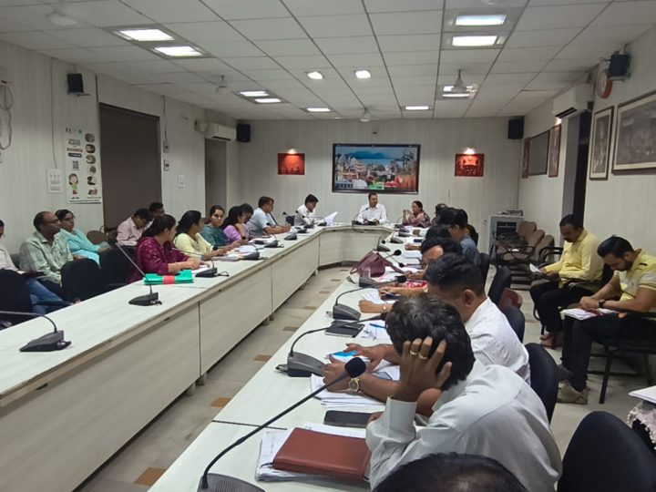 जिला कलक्टर लोक बंधु की अध्यक्षता में सोमवार को कलेक्ट्रेट सभागार में साप्ताहिक समन्वय बैठक का आयोजन किया गया। इसमें ग्रामीण एवं शहरी सेवा शिविरों के माध्यम से अधिकतम व्यक्तियों को लाभान्वित करने के निर्देश प्रदान किए गए।