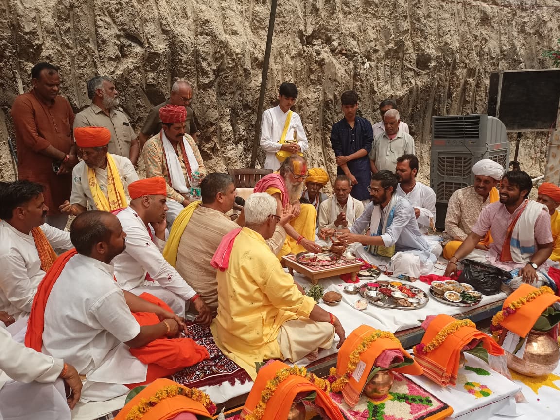 608 वर्ष बाद सांपला में बनेगा भव्य द्वारकाधीश मंदिरभूमि पूजन में उमड़ा जनसैलाबमंत्री श्री जोराराम कुमावत एवं श्री जाबर सिंह खर्रा तथा हजारों श्रद्धालु बने ऐतिहासिक पल के साक्षी