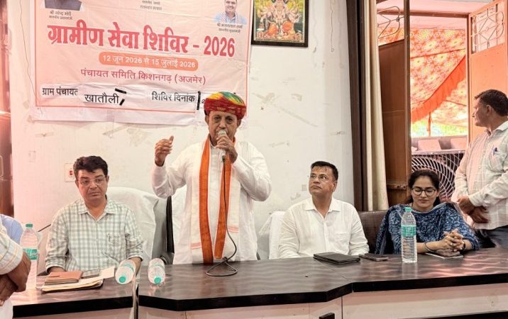 संसदीय क्षेत्र में ग्राम पंचायत खातौली में आयोजित ग्रामीण सेवा शिविर में योजनाओं की क्रियान्वयन को लेकर केंद्रीय कृषि राज्य मंत्री भागीरथ चौधरी ने किया आमजन से संवाद