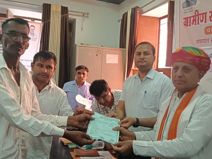 ग्रामीण सेवा शिविरों का बुधवार को केन्द्रीय कृषि मंत्री भागीरथ चौधरी एवं जिला कलक्टर लोक बन्धु के द्वारा निरीक्षण किया गया।