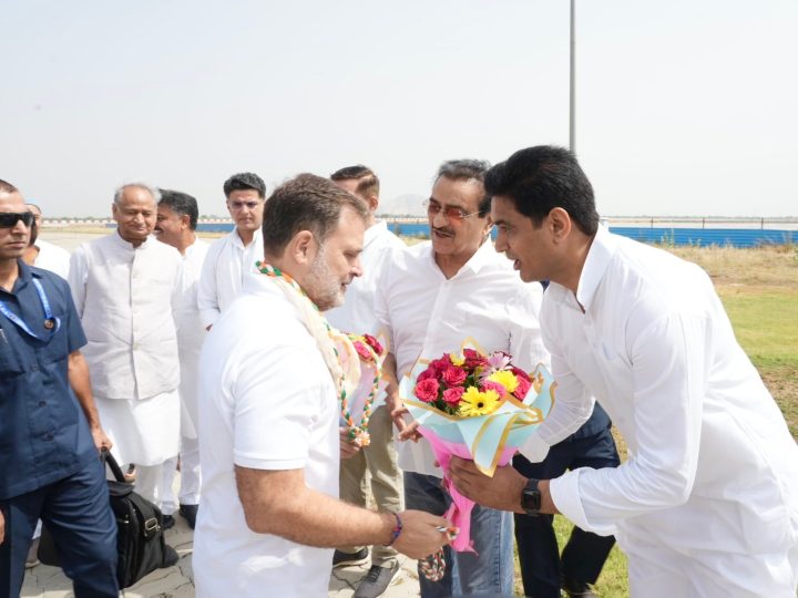 राहुल गांधी ने प्रोटोकॉल तोड़कर कार्यकर्ताओं का स्वीकार किया अभिवादन, विकास चौधरी से कहा- “शाबाश, वेलडन, संगठन की सेवा में ऐसे ही लगे रहो”