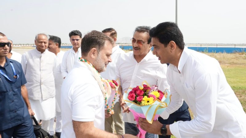 किशनगढ़ एयरपोर्ट पर राहुल गांधी का स्वागत, कार्यकर्ताओं और किसानों का किया अभिवादन
