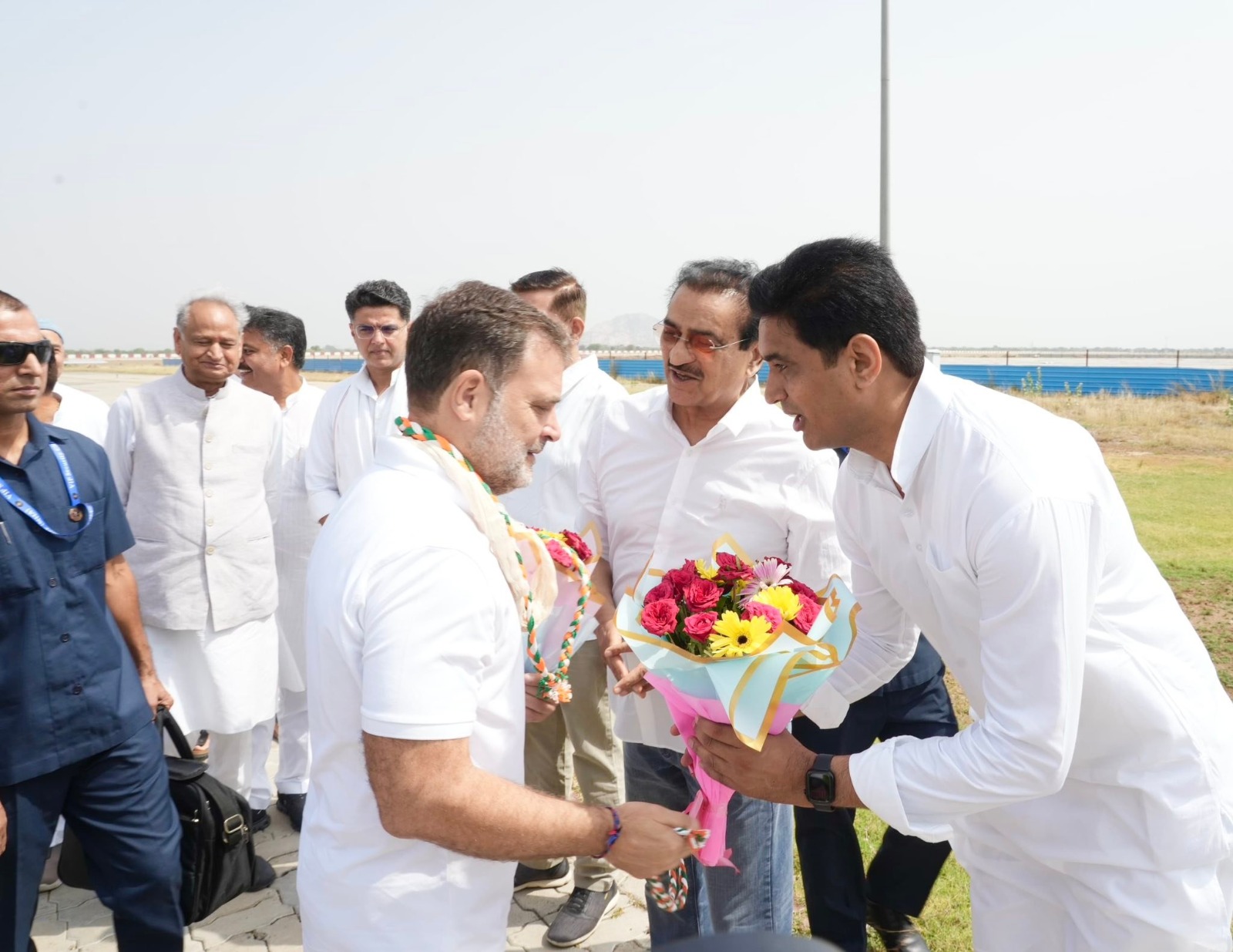 राहुल गांधी ने प्रोटोकॉल तोड़कर कार्यकर्ताओं का स्वीकार किया अभिवादन, विकास चौधरी से कहा- “शाबाश, वेलडन, संगठन की सेवा में ऐसे ही लगे रहो”