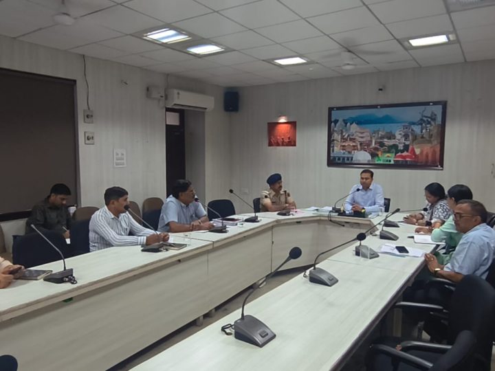 अवैध खनन अभियान को लेकर जिला कलक्टर की अध्यक्षता में समीक्षा बैठक आयोजित
