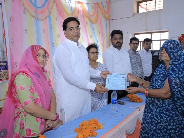 कडैल में बालिकाओं और ग्रामीणों को मिली स्वास्थ्य-शिक्षा की दोहरी सौगात