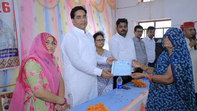 कडैल में बालिकाओं और ग्रामीणों को मिली स्वास्थ्य-शिक्षा की दोहरी सौगात