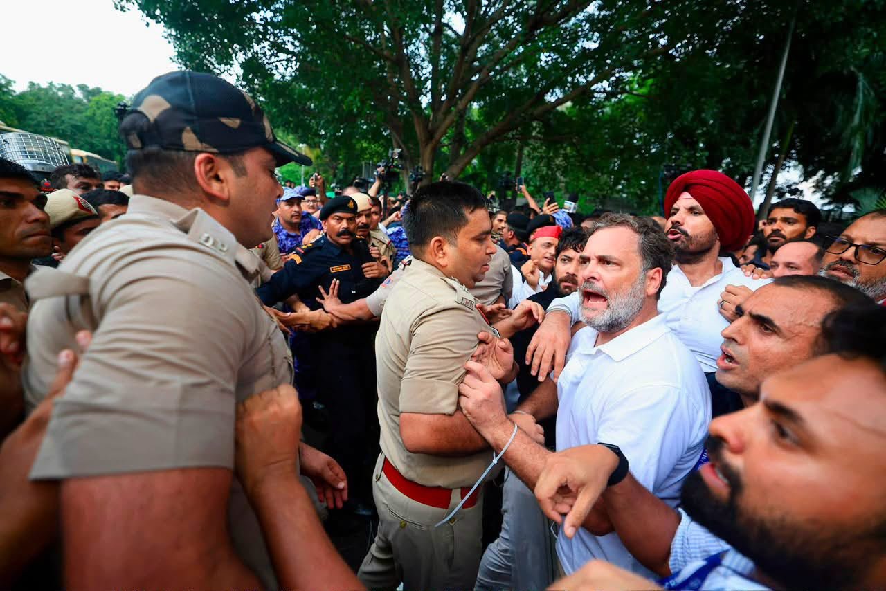 PM आवास के बाहर कांग्रेस का हाई-वोल्टेज प्रदर्शन, Rahul Gandhi हिरासत में