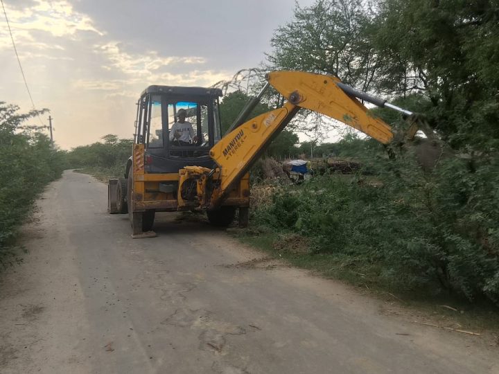 कुशायता के वीर तेजा जी महाराज के स्थान से बिसुदनी जाने वाले रास्ते ढोला तक सड़क किनारे उगे बिलायती बबूल जेसीबी से हटाए, राहगीरों को मिलेगी राहत,हंसराज खारोल, कुशायता (पत्रकार) |