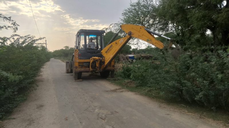 कुशायता के वीर तेजा जी महाराज के स्थान से बिसुदनी जाने वाले रास्ते ढोला तक सड़क किनारे उगे बिलायती बबूल जेसीबी से हटाए, राहगीरों को मिलेगी राहत,हंसराज खारोल, कुशायता (पत्रकार) |