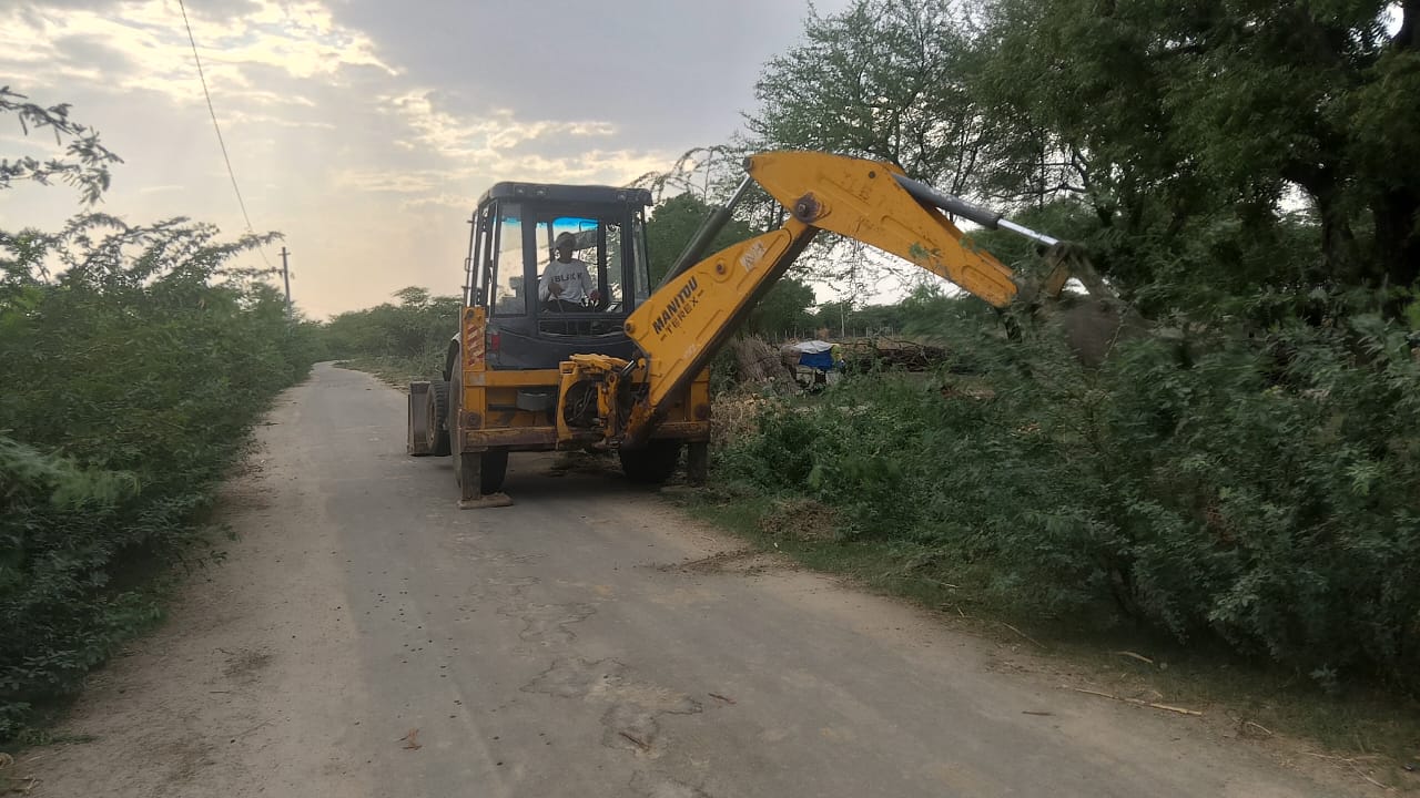 कुशायता के वीर तेजा जी महाराज के स्थान से बिसुदनी जाने वाले रास्ते ढोला तक सड़क किनारे उगे बिलायती बबूल जेसीबी से हटाए, राहगीरों को मिलेगी राहत,हंसराज खारोल, कुशायता (पत्रकार) |