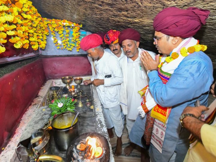 किसान के घर पी चाय, ग्रामीणों से की बातचीत देवमाली गांव के मूल स्वरूप को संरक्षित कर विकास कार्यों को गति देने के दिए निर्देश- बुजुर्ग महिला प्रेम देवी से करवाया नमो उपवन में पौधारोपण कार्य का उद्घाटन