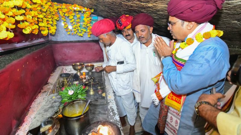 किसान के घर पी चाय, ग्रामीणों से की बातचीत देवमाली गांव के मूल स्वरूप को संरक्षित कर विकास कार्यों को गति देने के दिए निर्देश- बुजुर्ग महिला प्रेम देवी से करवाया नमो उपवन में पौधारोपण कार्य का उद्घाटन